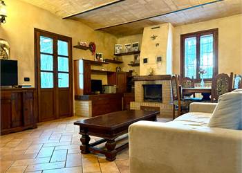 PORZIONE DI IMMOBILE CON AREA CORTILIVA