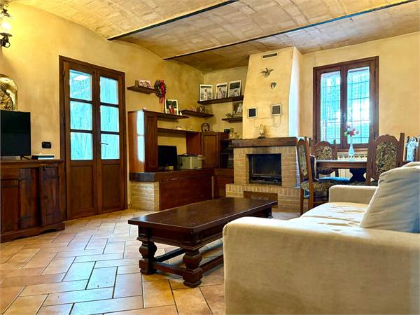 PORZIONE DI IMMOBILE CON AREA CORTILIVA